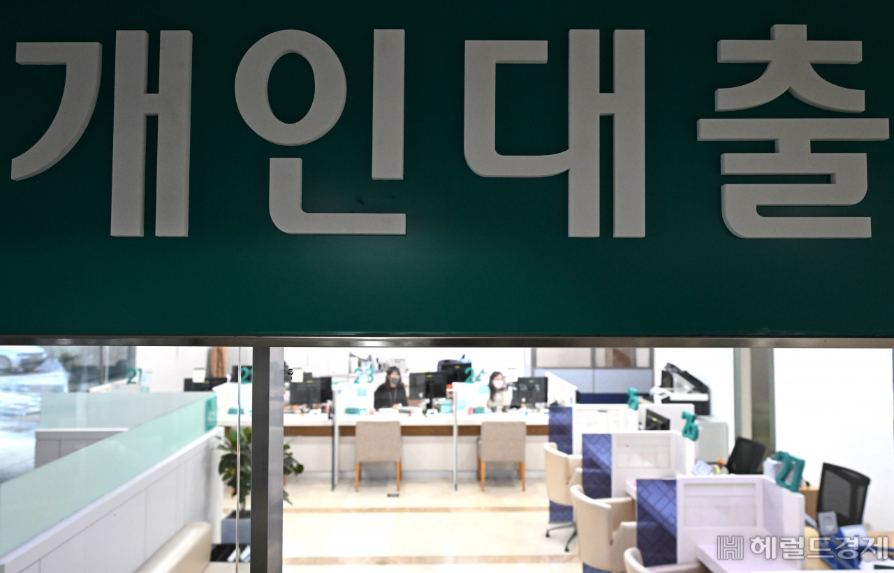 최근 금리가 급격히 상승하며 가계대출 이자부담이 증가하고 있다. 서울 중구 명동 하나은행에서 직원들이 개점을 준비하고 있는 가운데 개인대출 안내문이 붙어 있다. 임세준 기자