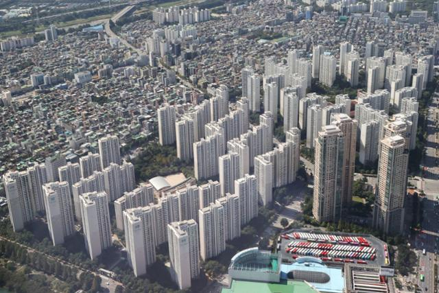헤럴드경제가 국토교통부 실거래가 공개시스템을 분석한 바에 따르면 올해 매달 300만원 이상을 임대인에 내야하는 고액월세 계약건수는 지난해 대비 1.5배 수준으로 늘어난 것으로 집계됐다. 서울 송파구 롯데월드타워 서울스카이에서 바라본 서울 시내 아파트 단지. [연합]