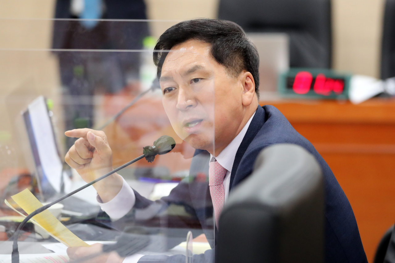 김기현 국민의힘 의원이 14일 경기도 용인시 지상작전사령부에서 열린 국회 국방위 국정감사에서 질의하고 있다. 이상섭 기자