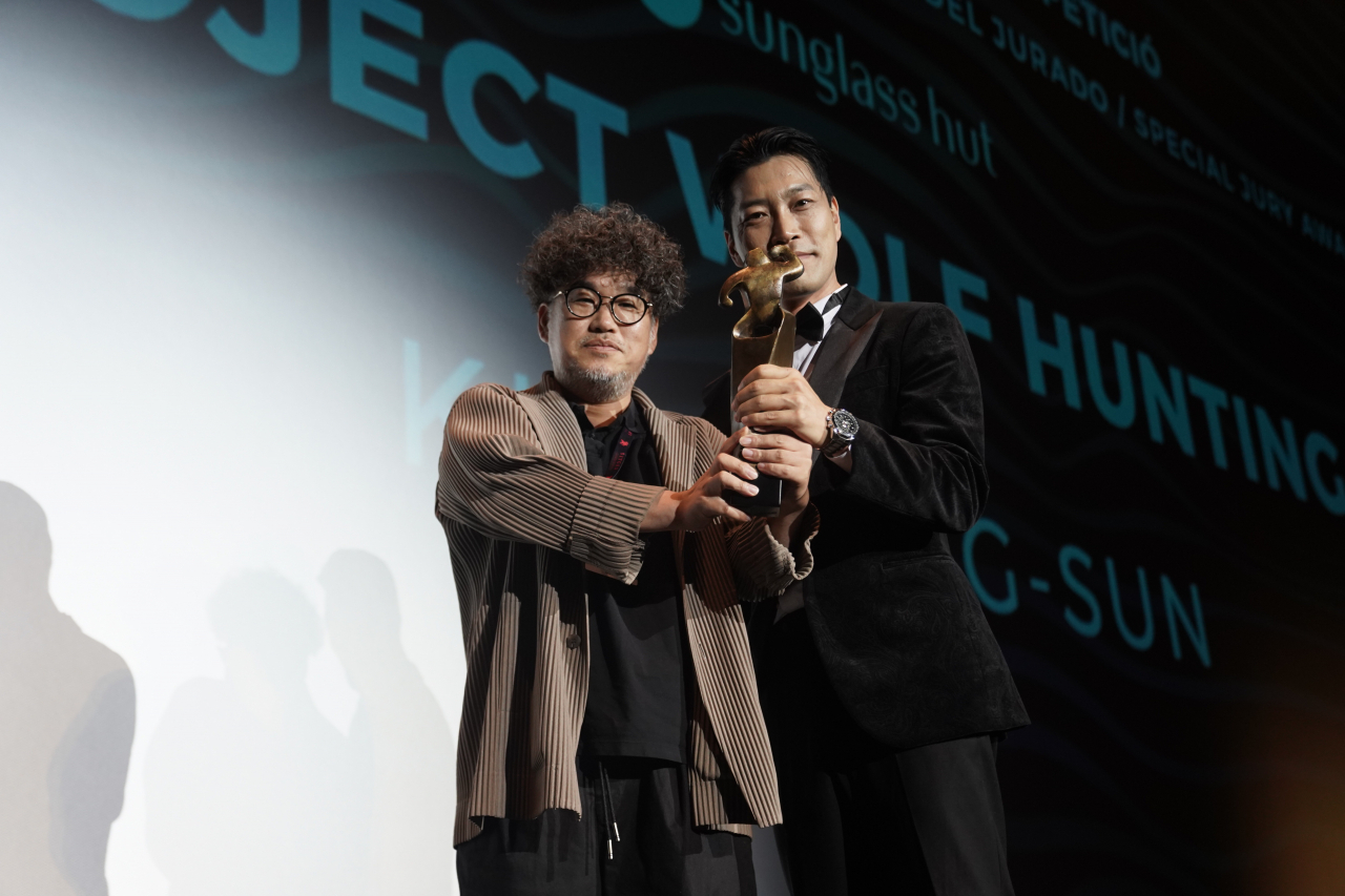 Director Kim Hong-sun (left) and actor Choi Gwi-hwa of "Project Wolf Hunting" pose for photos after winning the Special Jury Prize in the official competition section of the 55th Sitges International Fantastic Film Festival, in Catalonia, Spain, Saturday. (TCO)