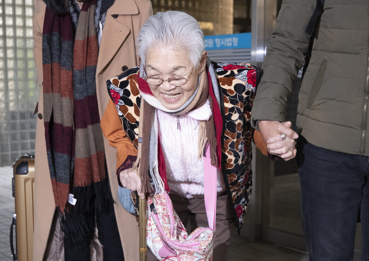 사진은 지난 2019년 1월 30일 서울 서초구 서울고등법원에서 열린 후지코시 근로정신대 2차 손해배상 청구소송 항소심 선고에서 승소한 피해자 김옥순 할머니가 인사를 하고 있는 모습. [연합]