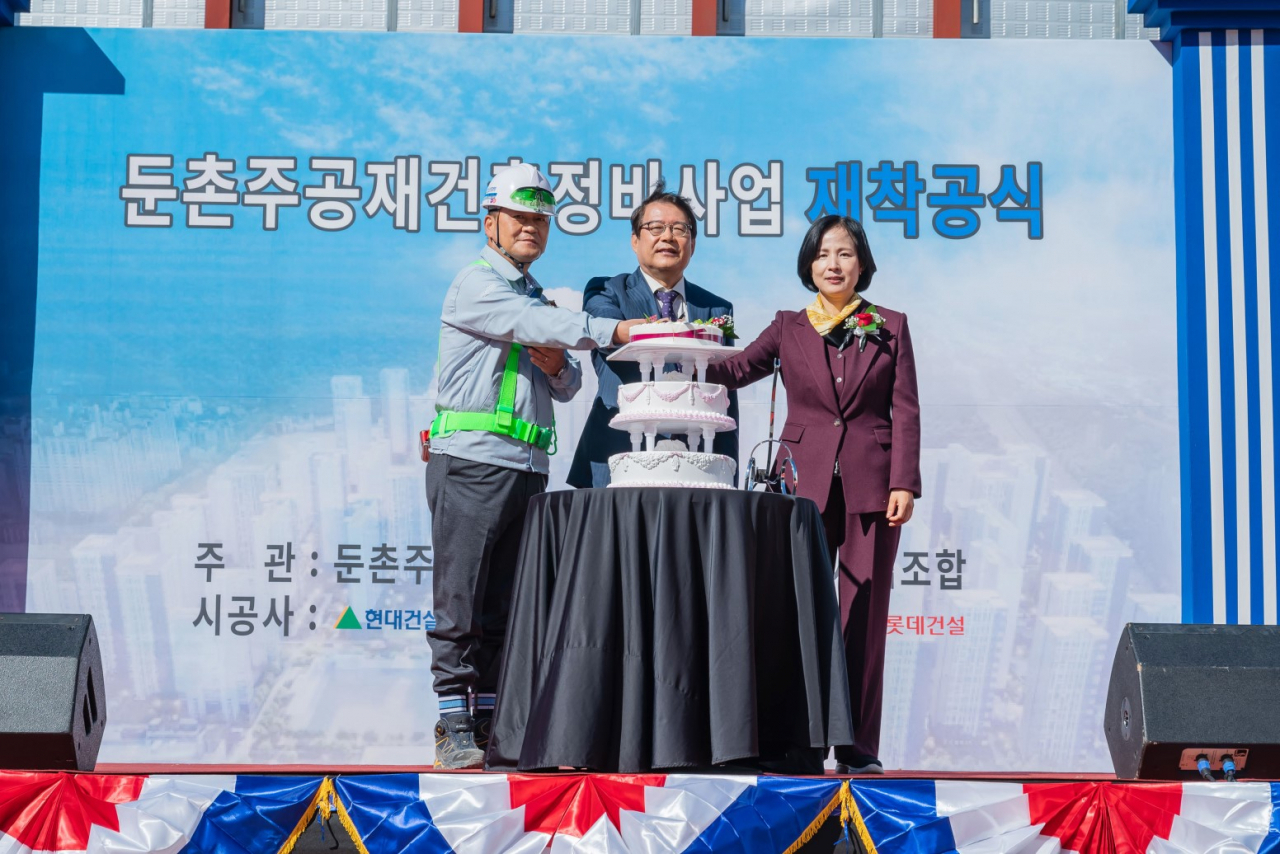 17일 개최된 둔촌주공아파트 재착공식에 참석한 이수희 강동구청장. [강동구 제공]