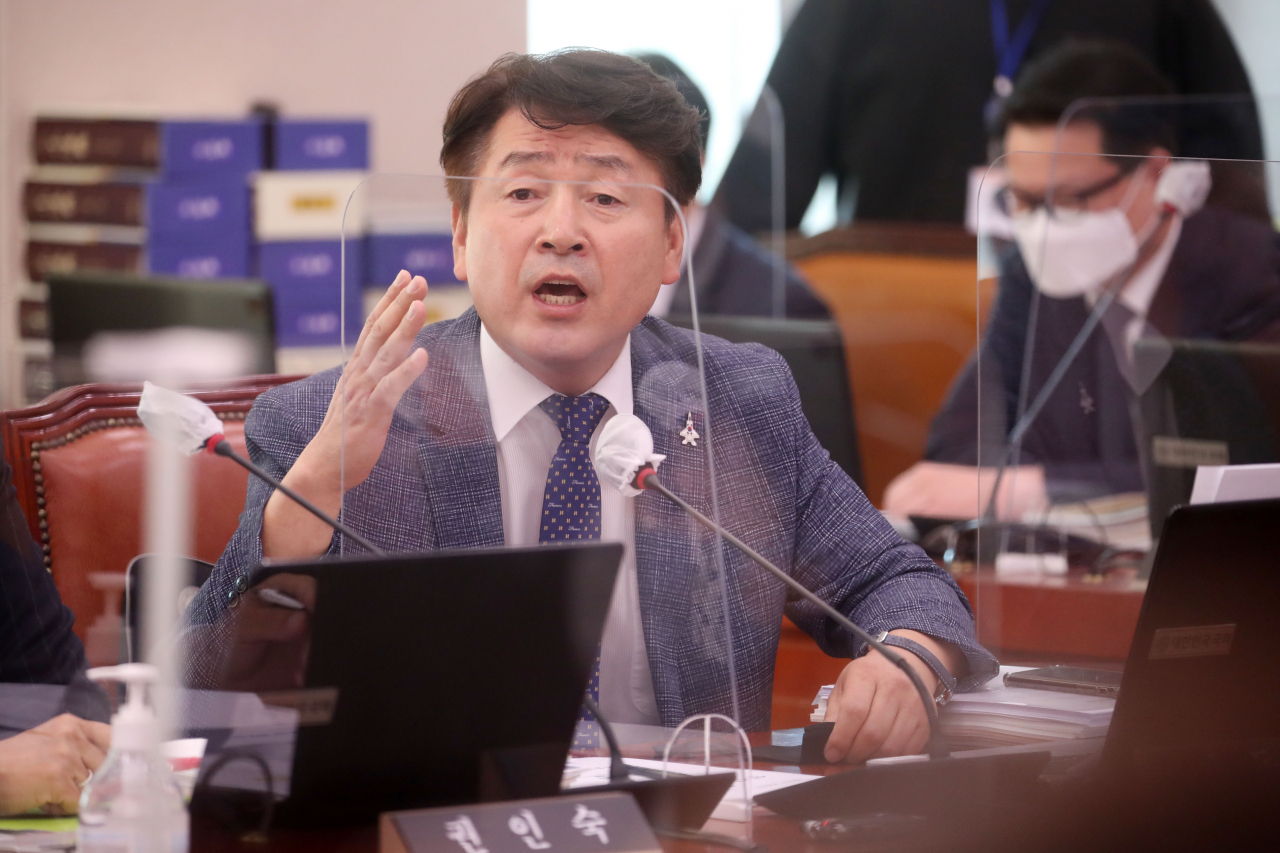 기동민 더불어민주당 의원이 18일 서울 여의도 국회 법제사법위원회에서 열린 서울고검 등에 대한 국정감사에서 시대전환 조정훈 의원과 설전을 벌이고 있다. 이상섭 기자