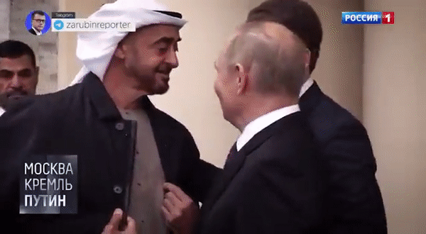셰이크 무함마드 UAE 대통령이 돌아가기 위해 차량에 오를 때 대화 분위기가 좋았는 지 흡족한 표정이다. [Hassan Sajwani 트위터 계정]