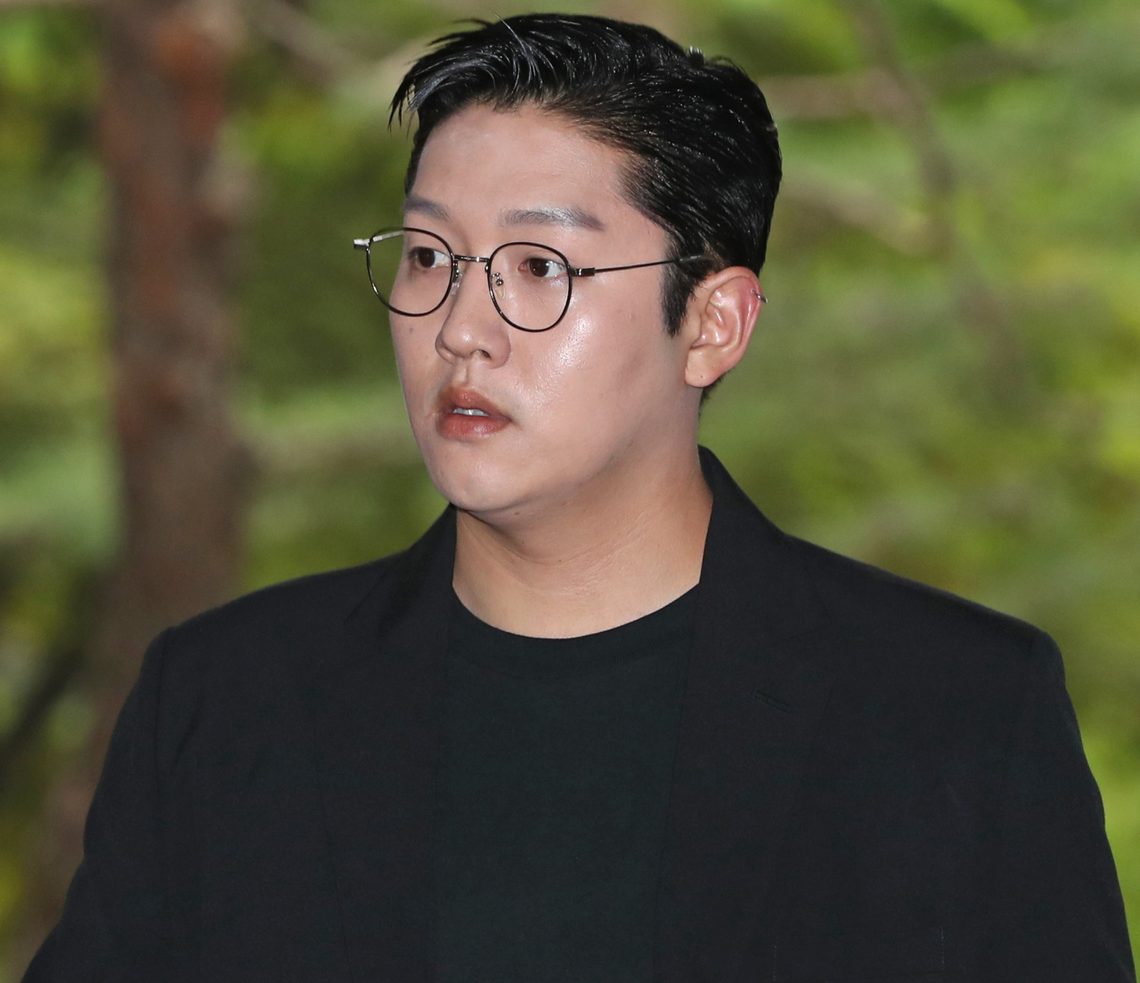 가수 구하라씨를 폭행하고 성관계 동영상을 유포하겠다고 협박한 혐의를 받고 있는 전 남자친구 최종범 씨가 2019년 7월 25일 서울 서초구 서울중앙지방법원에서 열린 결심공판에 출석하기 위해 법정으로 향하고 있다. [연합]
