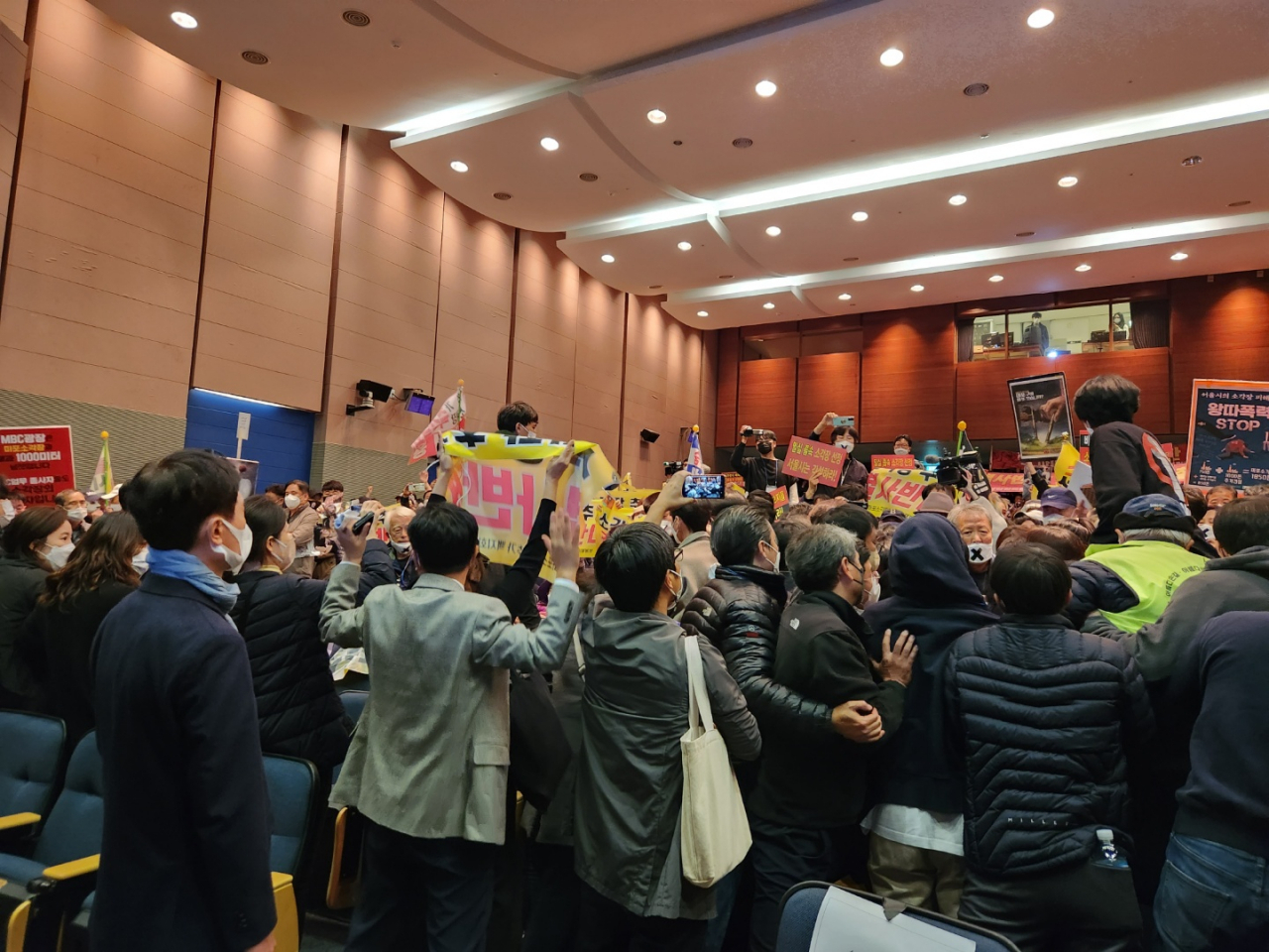 18일 열릴 예정이던 마포 소각장 건설 설명회가 반대 주민들의 시위에 무산됐다 [이영기 기자]