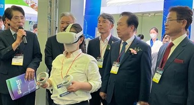 파미노젠 관계자가 '경북 바이오생명엑스포'에서 이철우 경북도지사(왼쪽 첫번째), 권기창 안동시장(〃두번째)에게 AI 및 CADD 기반 신약개발에 대해 설명하고 있다. [파미노젠 제공]