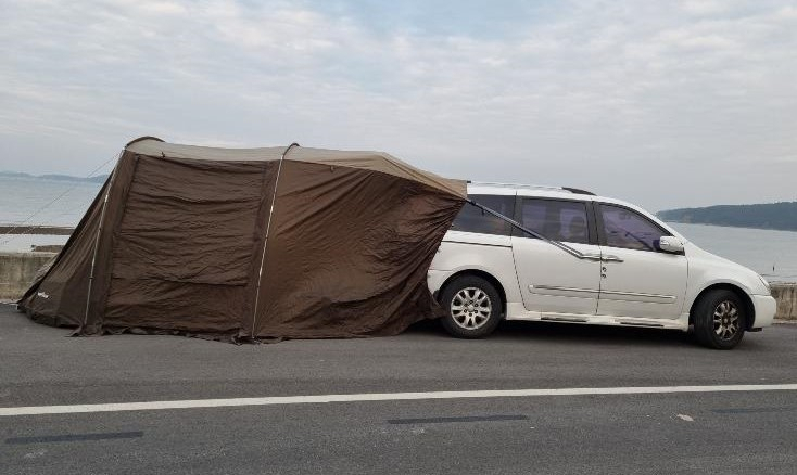 갓길 한복판에 또 캠핑 빌런…무개념 불법 차박 ‘시끌’ [여車저車]