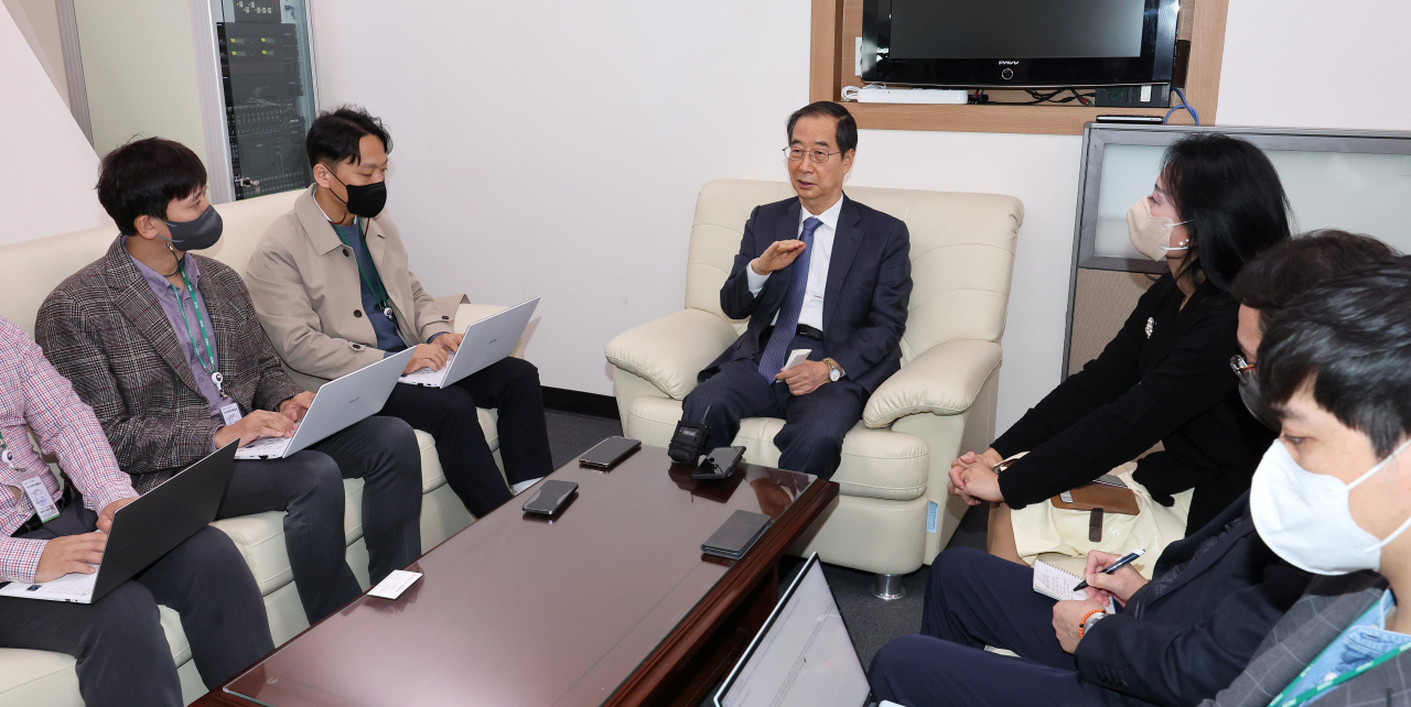 한덕수 국무총리(가운데)가 18일 오전 정부세종청사에서 열린 출입기자단과의 간담회에서 질문에 답변하고 있다. [연합]