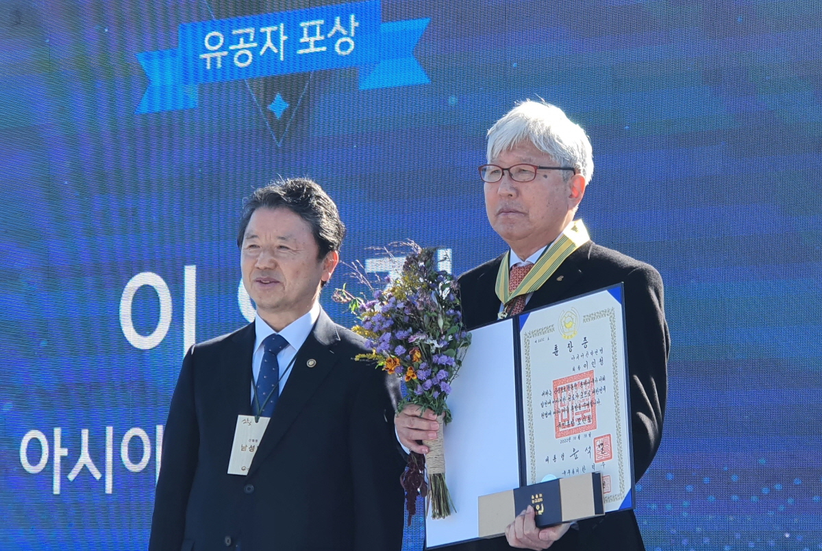 이인정 회장(오른쪽)이 제21회 산의 날 기념행사에서 국민훈장 모란장을 수상했다./제공= 대한산악연맹