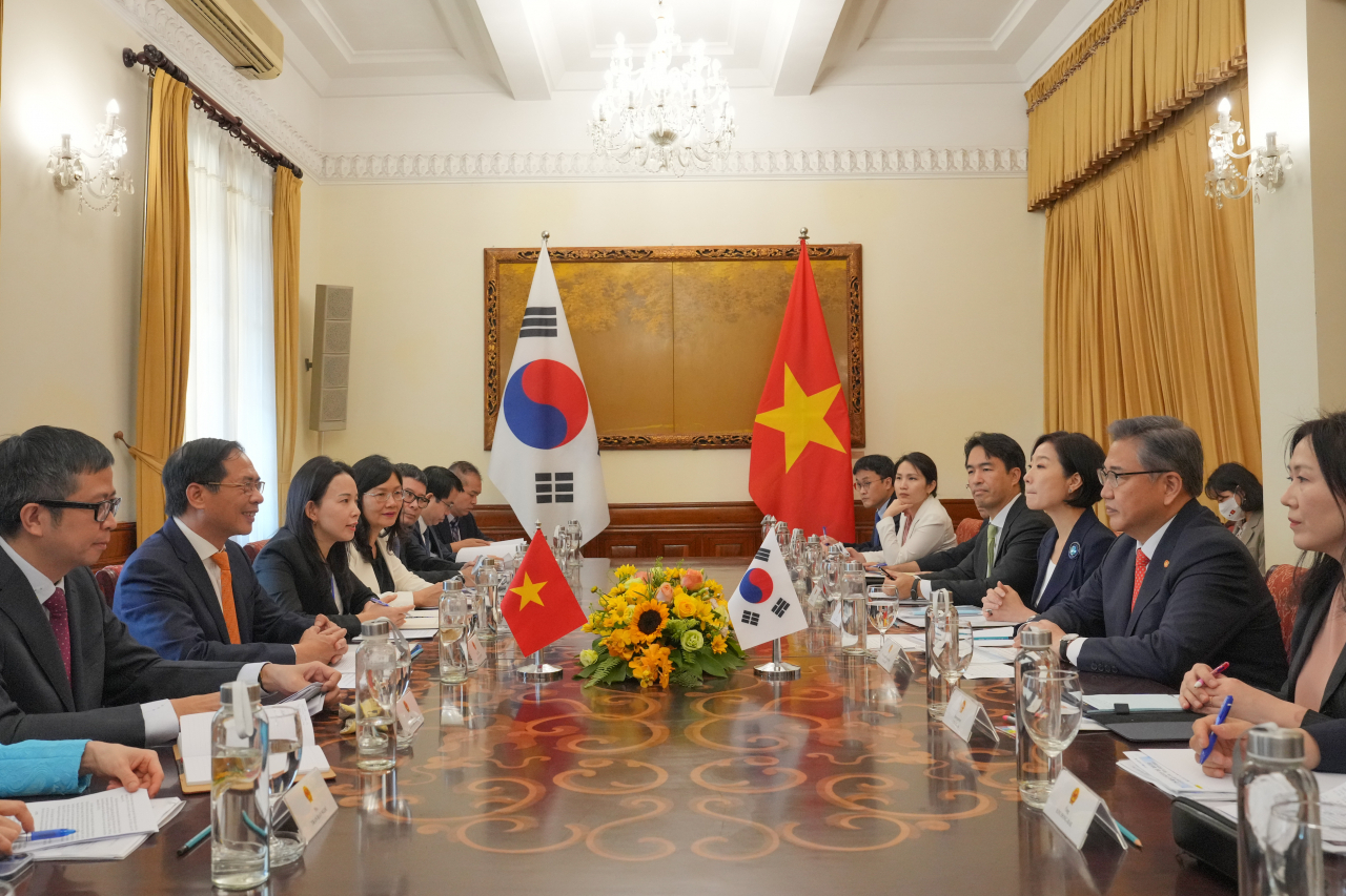박진 외교부 장관이 18일(현지시간) 베트남 외교부 청사에서 부이 타잉 썬 베트남 외교부 장관과 회담하고 있다. [외교부 제공]