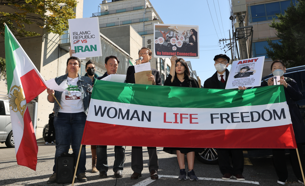 South Korean lawyers stage a protest outside the Iranian embassy in Yongsan, central Seoul, in a show of support for Iran’s nationwide protests that erupted after the death of 22-year-old Kurdish woman, Mahsa Amini. Amini died Sept. 16 after she was arrested by Iran’s morality police for allegedly breaking the country’s strict dress rules for women. (Yonhap)