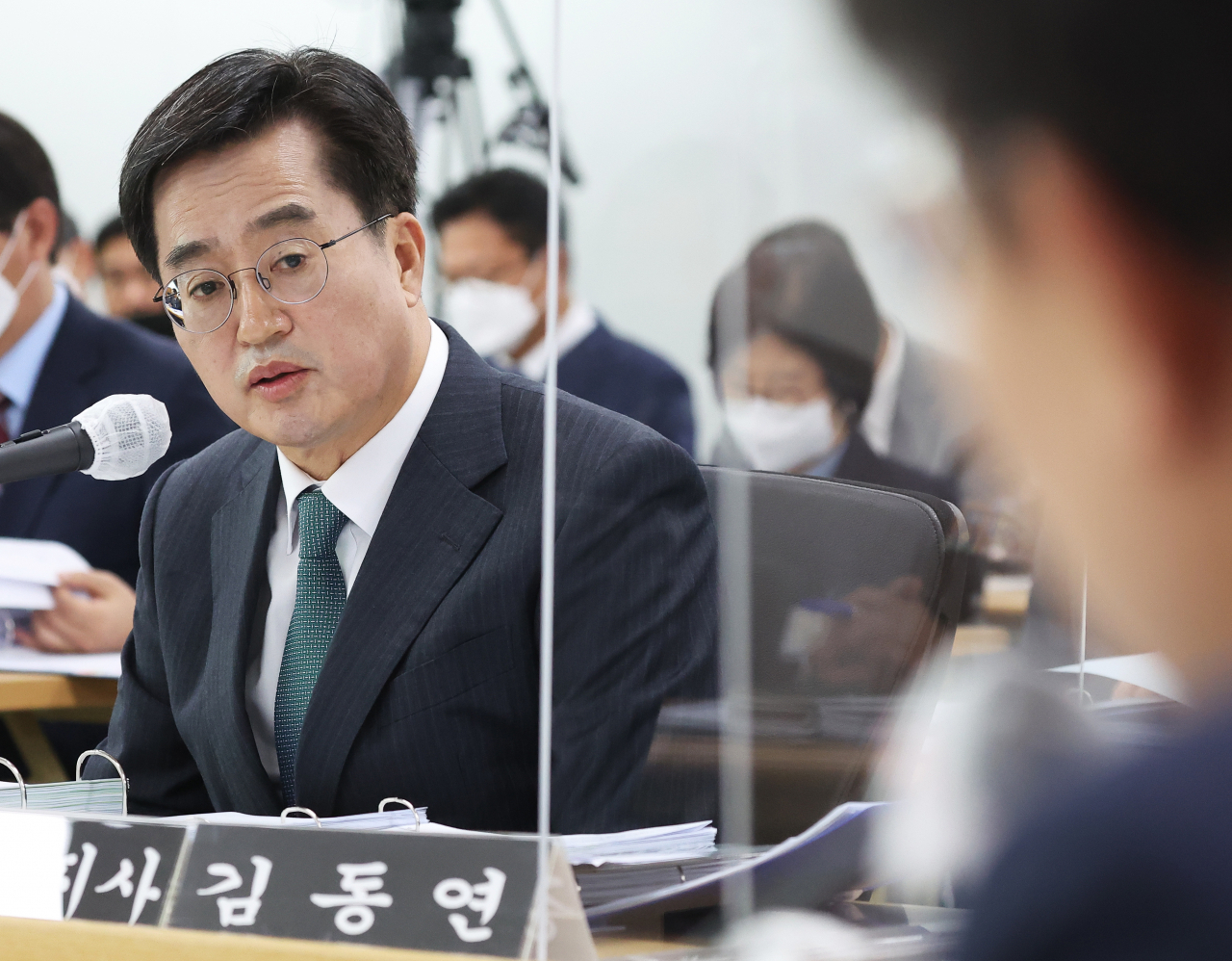 김동연 경기도지사가 18일 오전 경기도 수원시 영통구 경기도청에서 열린 국회 행정안전위원회의 경기도에 대한 국정감사에서 의원 질의에 답변하고 있다. [연합]