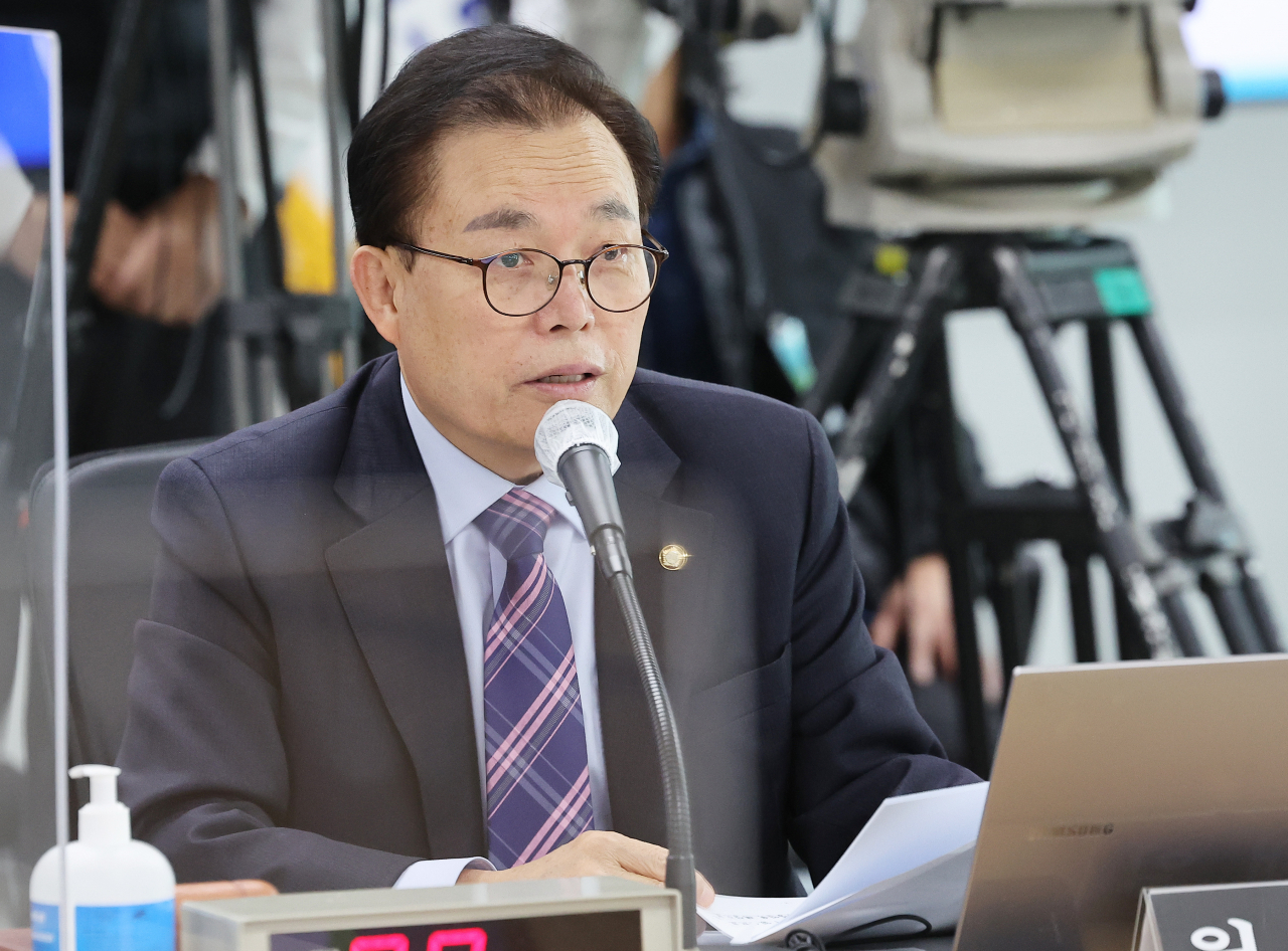 18일 오전 경기도 수원시 영통구 경기도청에서 열린 국회 행정안전위원회의 경기도에 대한 국정감사에서 이채익 위원장이 발언하고 있다. [연합]