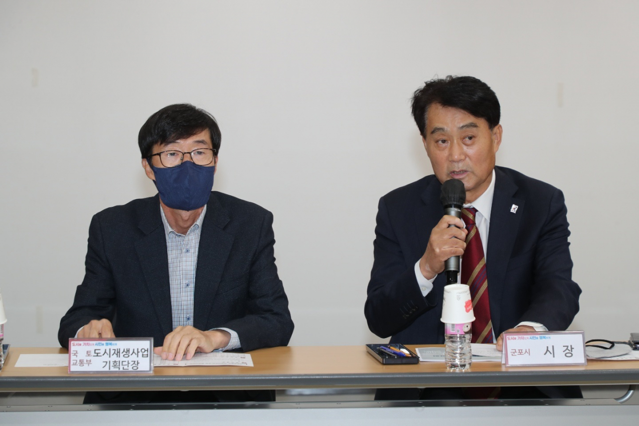 하은호 군포시장(오른쪽)