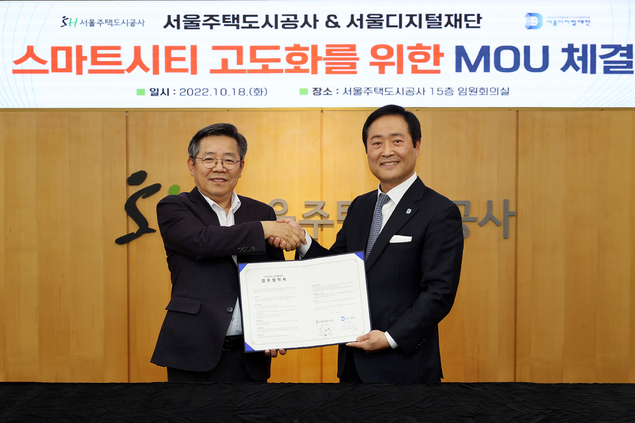 김헌동 SH공사 사장(왼쪽)과 강요식 서울디지털재단 이사장이 18일 스마트시티 고도화 업무협약 체결했다. [사진=SH공사 제공]