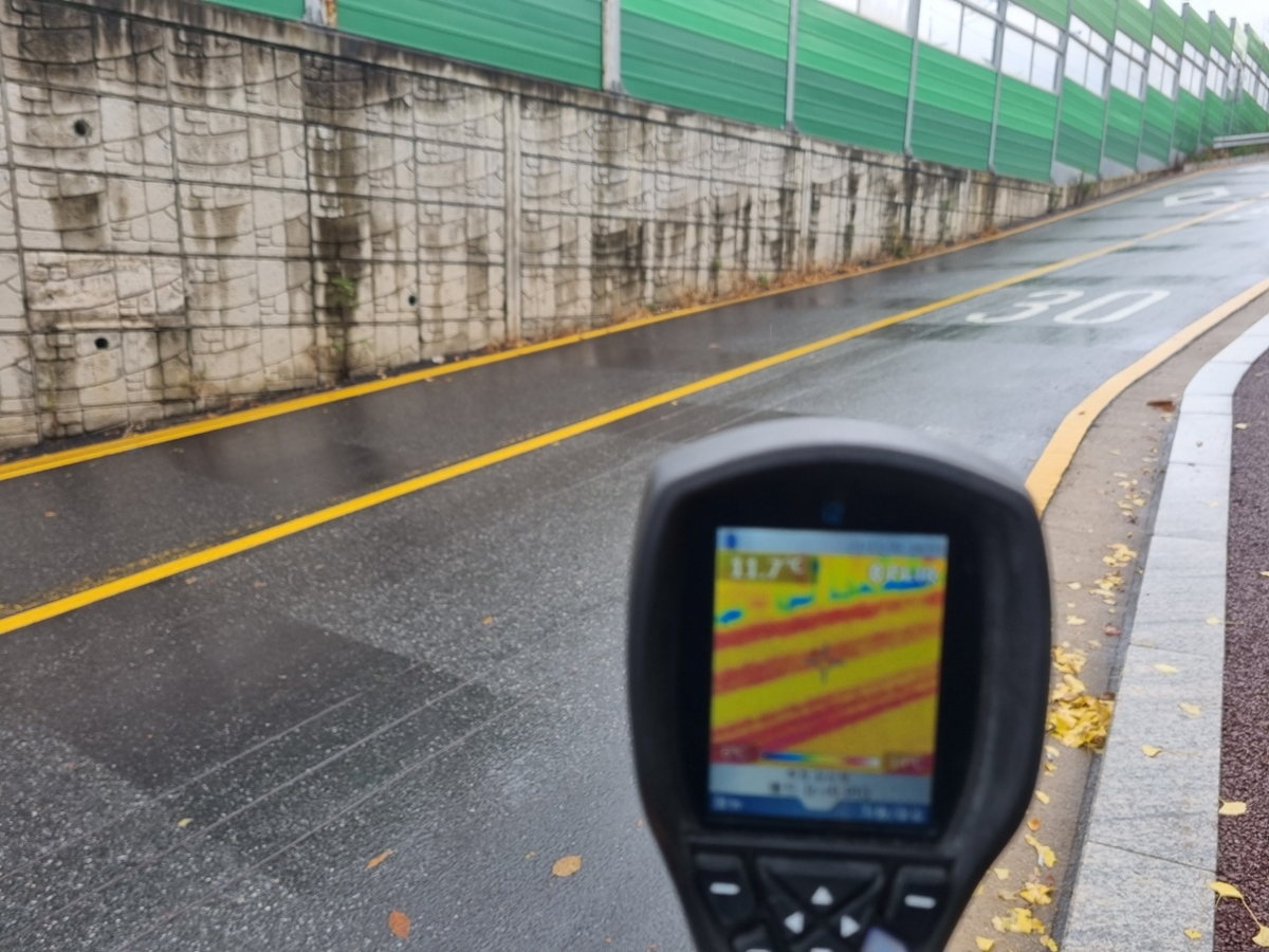 열선이 설치된 도로를 열화상카메라로 촬영한 모습. [노원구 제공]