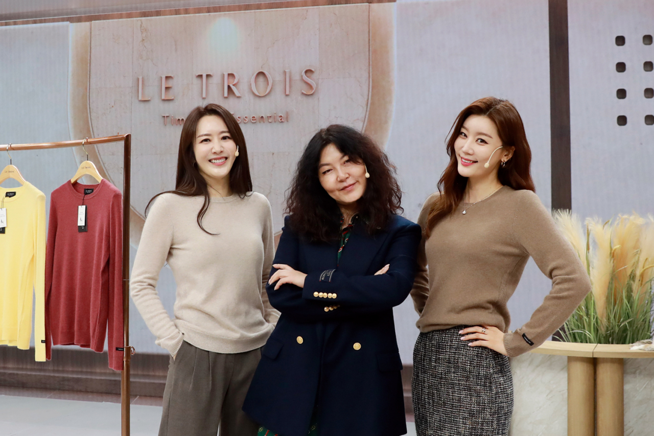 르투아 론칭 녹화현장에서 스타일리스트 한혜연(가운데)과 KT알파 쇼핑 쇼호스트들이 함께 포즈를 취한 모습.[KT알파 쇼핑 제공]