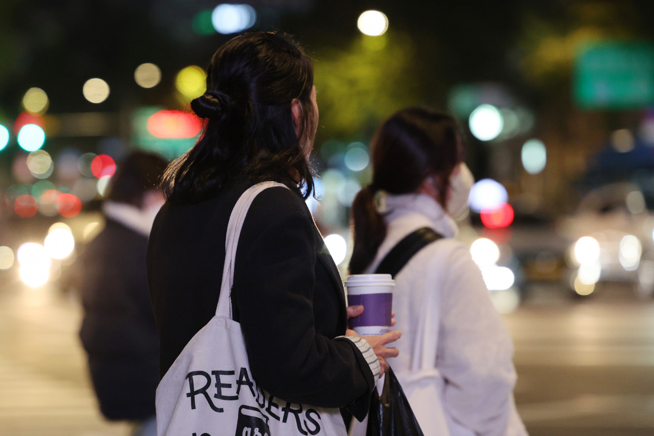 추운 날씨를 보인 18일 오후 서울 종로구 광화문 사거리에서 시민이 따뜻한 음료를 손에 쥐고 있다. [연합]