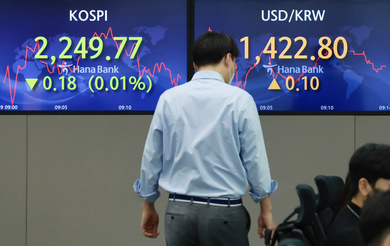 19일 오전 서울 중구 을지로 하나은행 본점 딜링룸 현황판에 코스피, 원/달러 환율이 표시돼 있다. [연합]