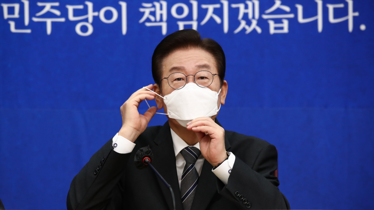 더불어민주당 이재명 대표가 18일 서울 여의도 국회 대표 회의실에서 열린 납품단가연동제 촉구 중소기업인과의 간담회에서 마스크를 고쳐 쓰고 있다. 연합뉴스