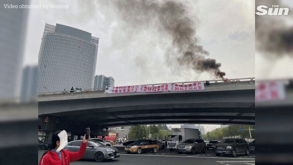 지난 14일 베이징대·칭화대·인민대 등이 몰려 있는 베이징 도심 쓰퉁차오(四通橋·Sitongqiao)에서 “독재자 시진핑은 물러나라” 등의 슬로건이 쓰인 플래카드 시위가 벌어진 모습. [유튜브 'The Sun' 채널 캡처]
