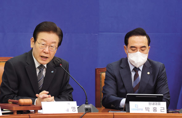 이재명 더불어민주당 대표와 박홍근 원내대표 등이 19일 국회에서 ‘국민발언대 - 동남권 메가시티편’을 주제로 최고위원회의를 열었다. 이상섭 기자