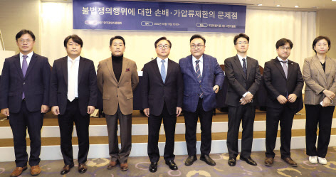 토론회에 참석한 황용연(왼쪽부터) 경총 노동정책본부장, 성대규 강원대 교수, 이정 한국외대 교수, 이동근 경총 부회장, 김상겸 동국대 교수, 김완수 율촌 변호사, 문성덕 한국노총 중앙법률원장, 황효정 고용부 과장. [경총 제공]