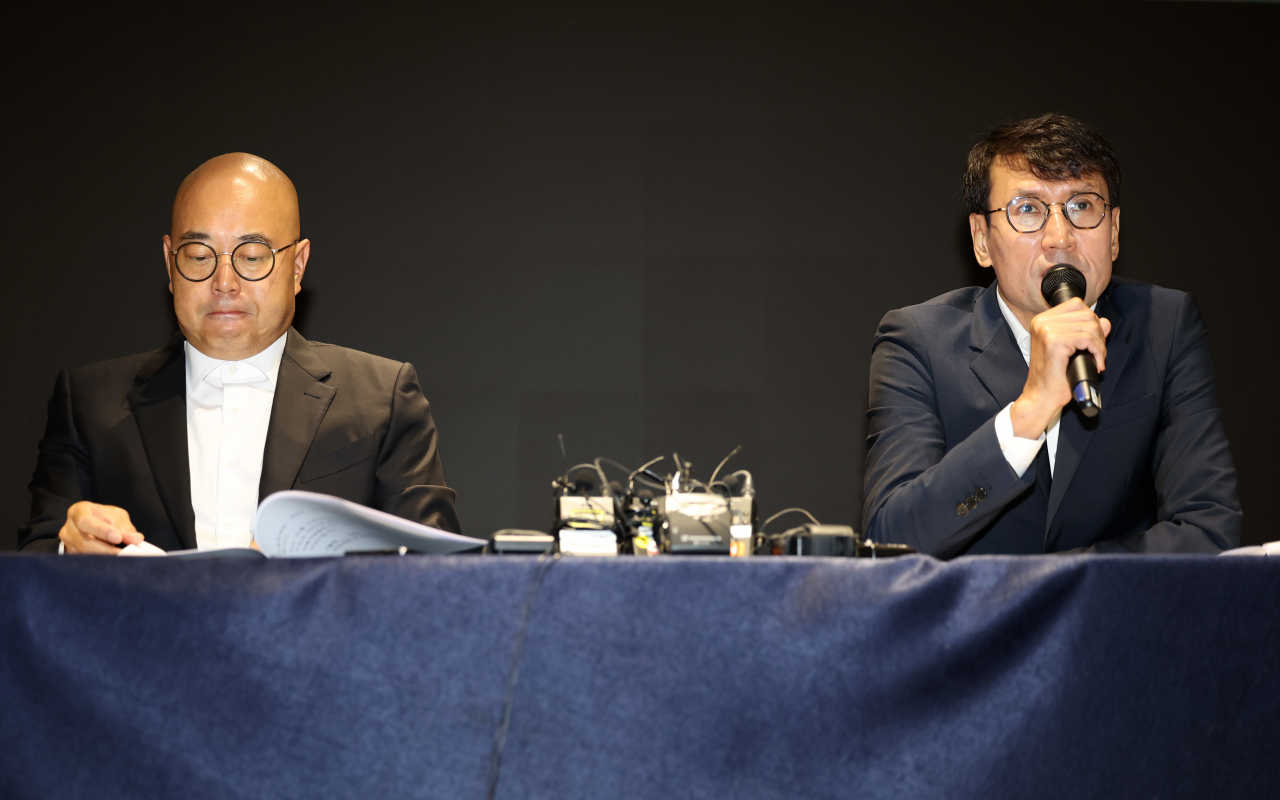남궁훈·홍은택 카카오 각자대표가 19일 오전 경기도 성남시 판교 카카오 아지트에서 열린 '데이터센터 화재로 인한 장애' 관련 대국민 기자회견에서 서비스 장애와 관련한 사과문을 발표하고 있다. [연합]