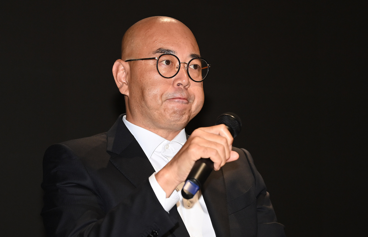남궁훈 카카오 각자대표가 19일 오전 경기도 성남시 판교 카카오아지트에서 열린 '데이터센터 화재로 인한 장애' 관련 대국민 기자회견에서 서비스 장애와 관련한 사과문을 발표하고 있다. [연합]