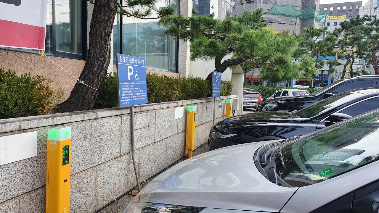 동작구청 장애인주차구역에 설치된 자동주차단속시스템 단말기. [동작구 제공]