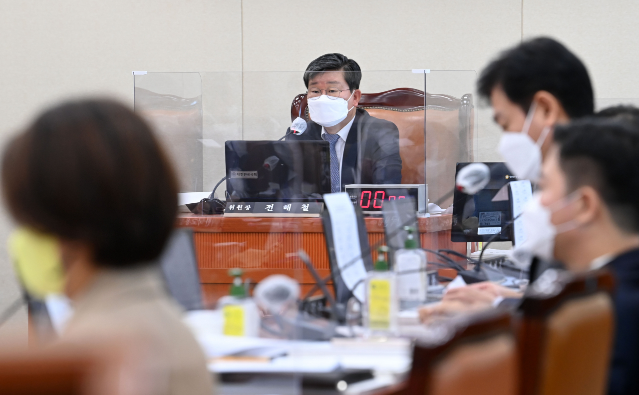 지난 17일 국회 환경노동위원회에서 열린 근로복지공단 등에 대한 국정감사에서 전해철 위원장이 발언하고 있다. 이상섭 기자