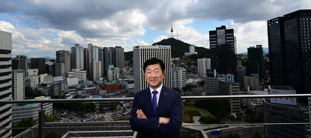 우태희 대한상공회의소 상근부회장이 “한국의 규제는 최고수준”이라며 규제 개선의 필요성을 강조했다. 우태희 부회장이 서울 중구 대한상공회의소에서 남산을 배경으로 포즈를 취하고 있다. [박해묵 기자]