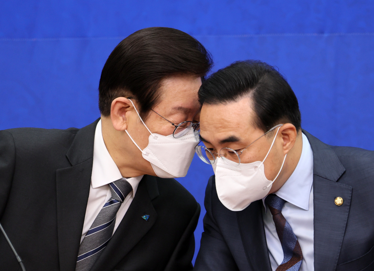 더불어민주당 이재명 대표와 박홍근 원내대표가 19일 국회에서 열린 최고위원회의 '국민발언대 - 동남권 메가시티편'에 참석, 대화를 나누고 있다. [사진=이상섭 기자]
