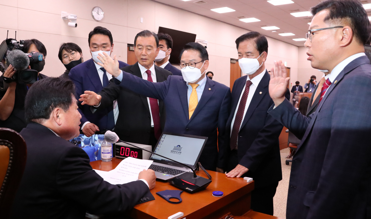 소병훈 농해수위원장이 19일 오전 국회에서 열린 농림축산식품해양수산위원회 전체회의에서 양곡관리법 일부개정법률안 의결 전 반대 의견을 묻자 국민의힘 이양수 간사 등 여당 위원들이 손을 들어 반대를 표하고 있다. [연합]