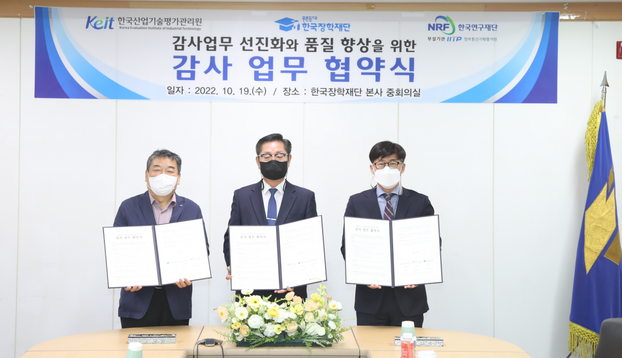 이승천(왼쪽) 한국장학재단 상임감사, 문병주(가운데) 한국연구재단 상임감사, 허완(오른쪽) 한국산업기술평가관리원 상임감사가 감사 업무 협약을 체결하고 있다. [한국연구재단 제공]