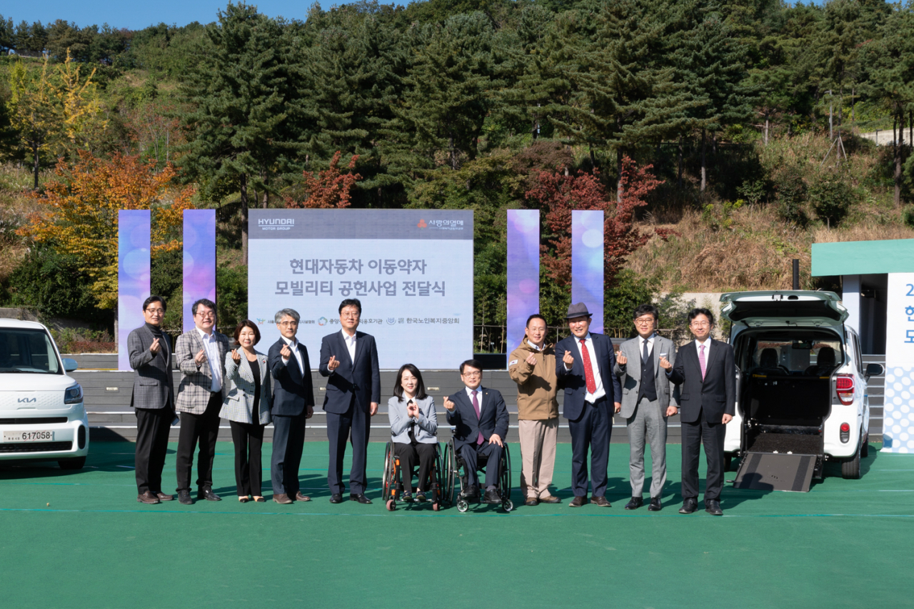 현대차그룹 이동약자 모빌리티 공헌사업 전달식에서 참석자들이 기념사진을 촬영하고 있다. 왼쪽부터 김건탁 서울시 장애인자립지원과장, 허곤 서울시 장애인복지시설협회 회장, 김경희 사회복지공동모금회 사회공헌본부 본부장, 은종군 중앙장애인권익옹호기관 관장, 이병훈 현대차그룹 상무, 최혜영 더불어민주당 국회의원, 이종성 국민의힘 국회의원, 이승복 서울시의원, 권태엽 한국노인복지중앙회 회장, 정석왕 한국장애인복지시설 협회장, 김익훈 이지무브 대표이사. [현대차그룹 제공]