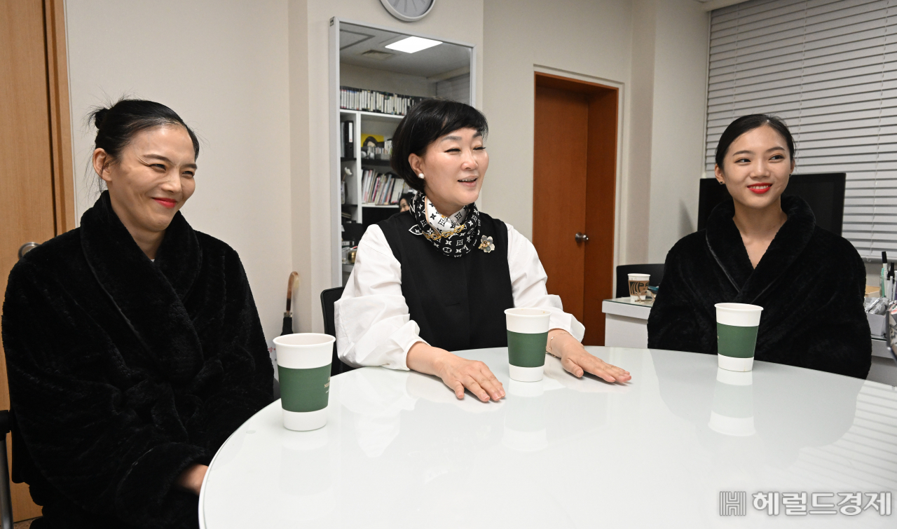 서울시무용단 단장 정혜진과 단원 박수정, 김지은이 13일 서울 종로구 세종문화회관 연습실에서 헤럴드경제와 인터뷰를 하고 있다. 임세준 기자