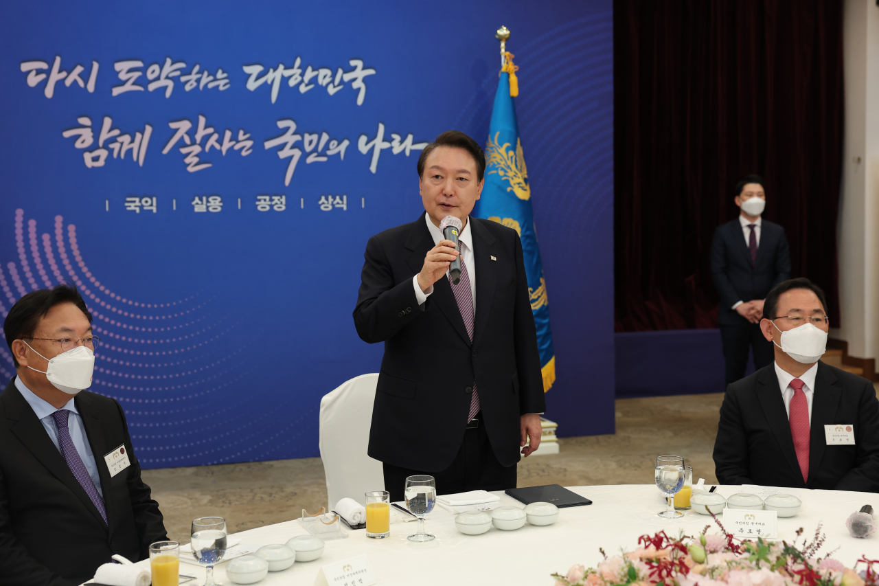 윤석열 대통령이 19일 서울 용산 국방컨벤션센터에서 열린 국민의힘 원외당협위원장 초청 오찬 간담회에서 발언을 하고 있다. [연합]