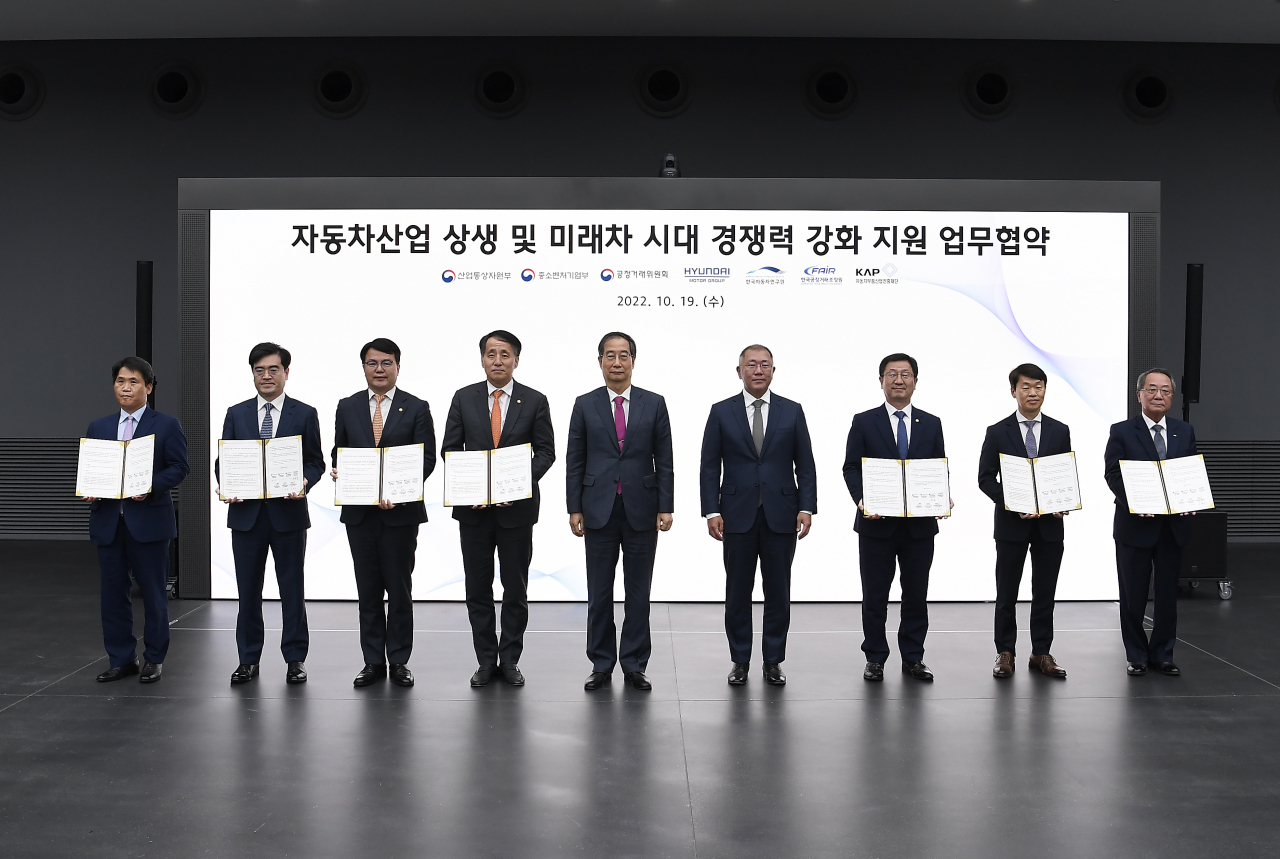 왼쪽부터 한국공정거래조정원 김형배 원장, 현대차그룹 전략기획담당 공영운 사장, 중소벤처기업부 조주현 차관, 산업통상자원부 장영진 1차관, 한덕수 국무총리, 현대차그룹 정의선 회장, 공정거래위원회 윤수현 부위원장, 한국자동차연구원 나승식 원장, 자동차부품산업진흥재단 오원석 이사장. [현대차그룹 제공]
