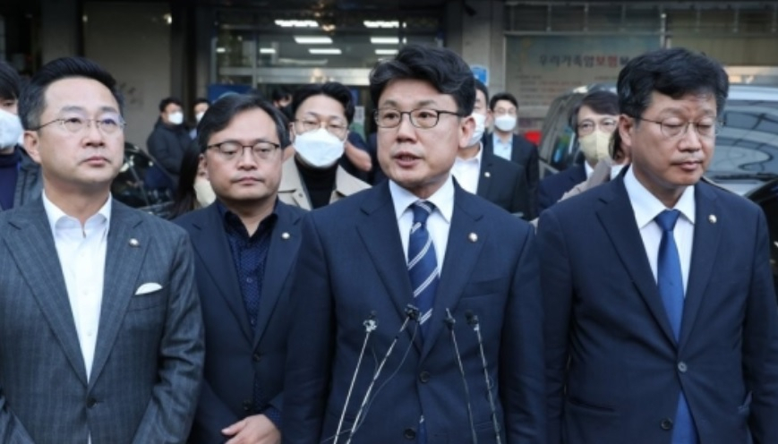 민주연구원 압수수색 관련 브리핑하는 진성준 원내수석부대표[연합]