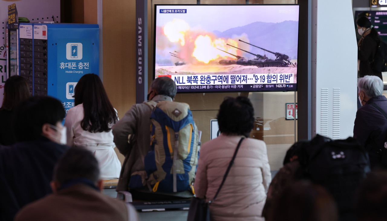 This photo, taken on Oct. 19, shows a news report on North Korea's firing of artillery shots into maritime buffer zones being aired on television at Seoul Station in central Seoul. (Yonhap)