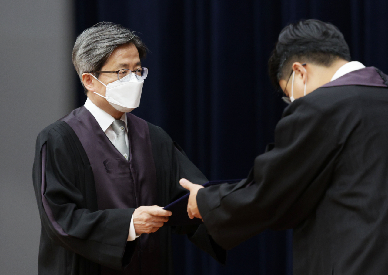 김명수 대법원장이 5일 오후 서울 서초구 대법원에서 열린 신임 법관 임명식에서 신임 법관에게 임명장을 수여하고 있다. [연합]