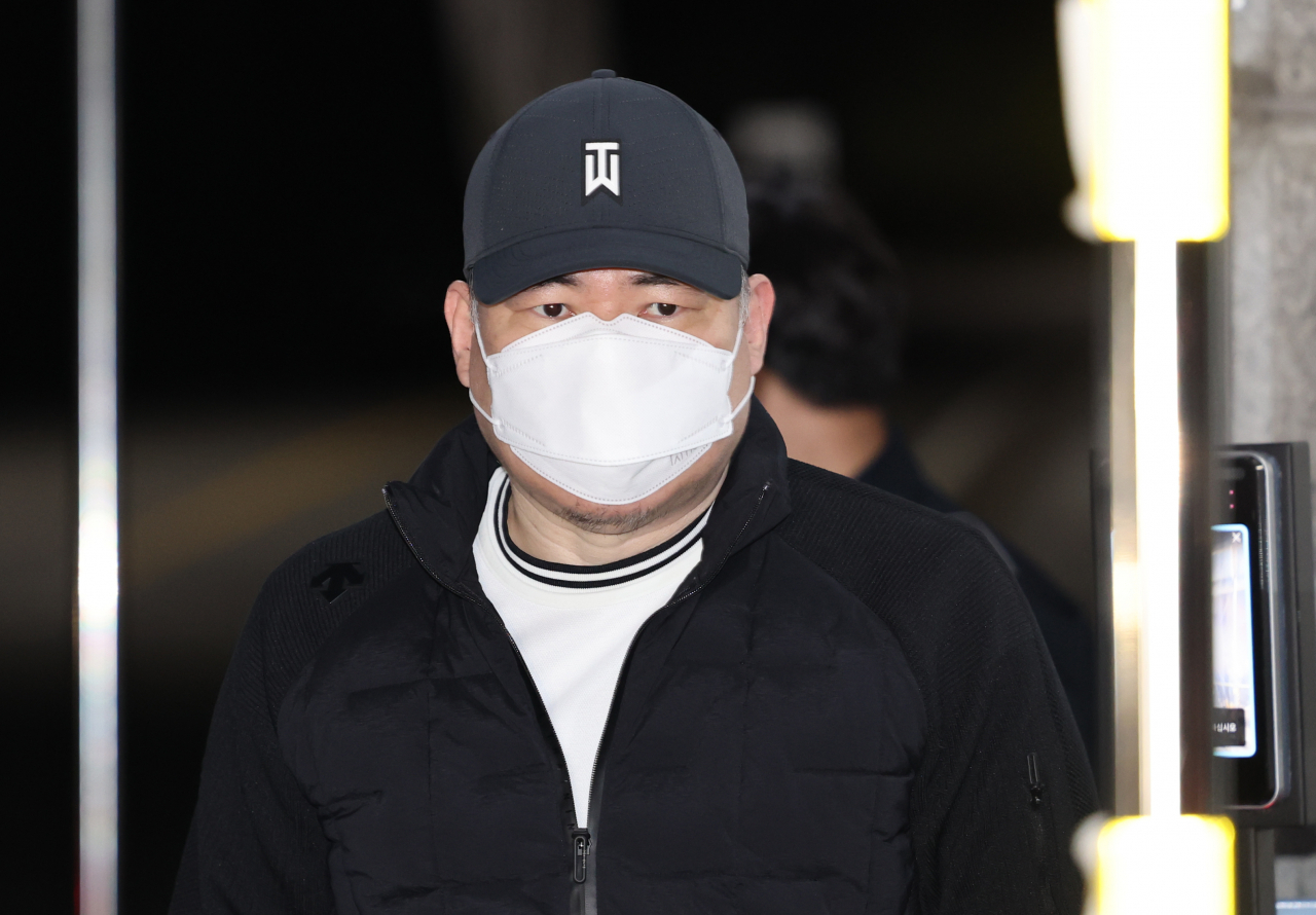유동규 전 성남도시개발공사 기획본부장이 20일 새벽 서울구치소를 나오고 있다. 대장동 개발 사업 뇌물 수수 등 의혹으로 재판 중인 유 전 본부장은 이날 구속기간 만료로 석방됐다. [연합]