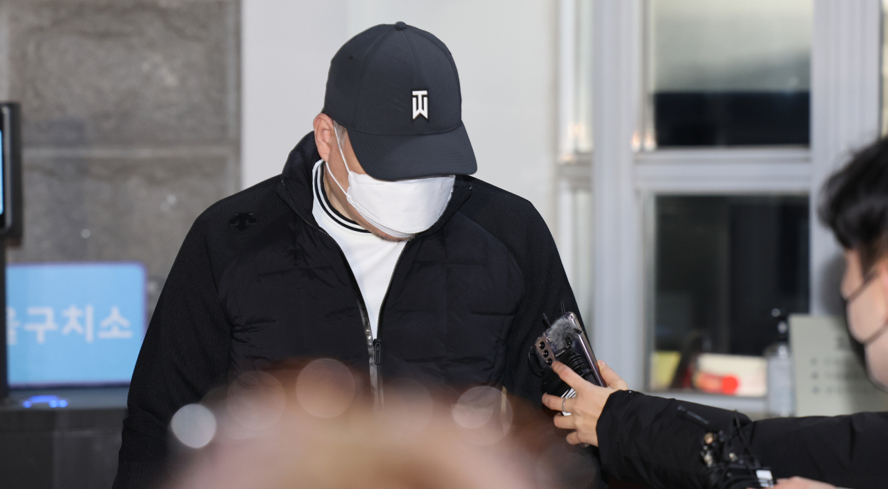 유동규 전 성남도시개발공사 기획본부장이 20일 새벽 서울구치소를 나오고 있다. 대장동 개발 사업 뇌물 수수 등 의혹으로 재판 중인 유 전 본부장은 이날 구속기간 만료로 석방됐다. [연합]