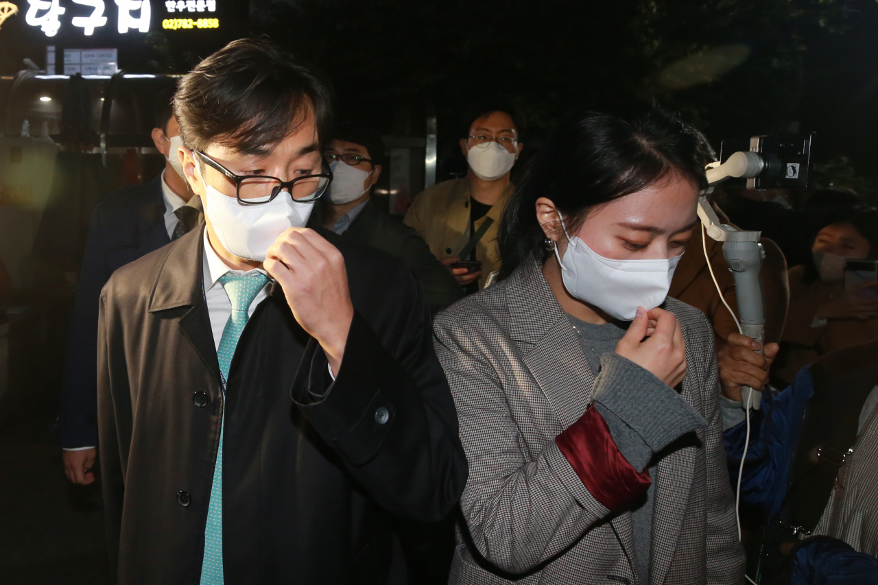 더불어민주당 중앙당사 내 민주연구원 압수수색에 나선 검찰 관계자가 19일 오후 서울 여의도 중앙당사 앞에서 철수하고 있다. [연합]