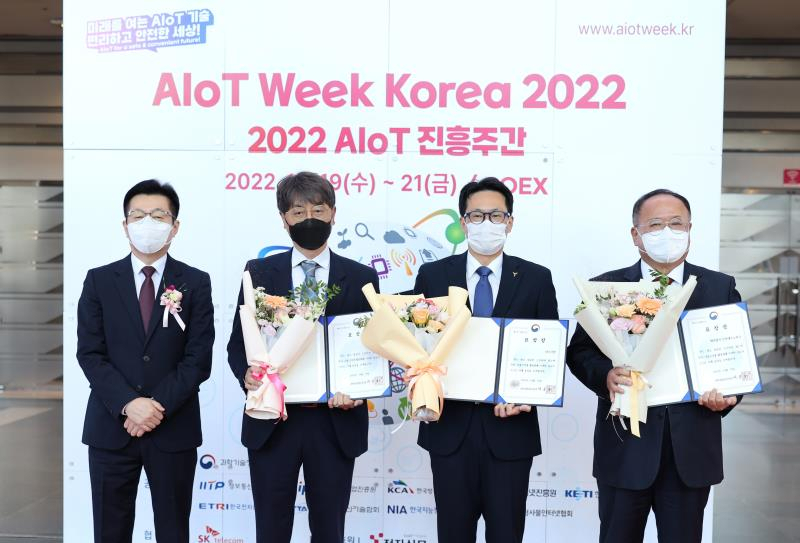 인천TP 신정만 원장직무대행〈사진 오른쪽〉이 과기정통부 장관상을 받은 뒤 기념 촬영하고 있다.