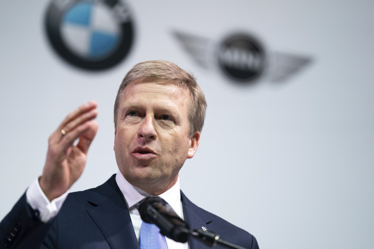 올리버 집세 BMW 회장이 19일(현지시간) 미국 사우스캐롤라이나주 소재 스파튼버그 공장에서 기자회견을 열고 미국 내 전기차 시설 건립에 총 17억달러를 투자할 계획을 밝히고 있다. [AP]
