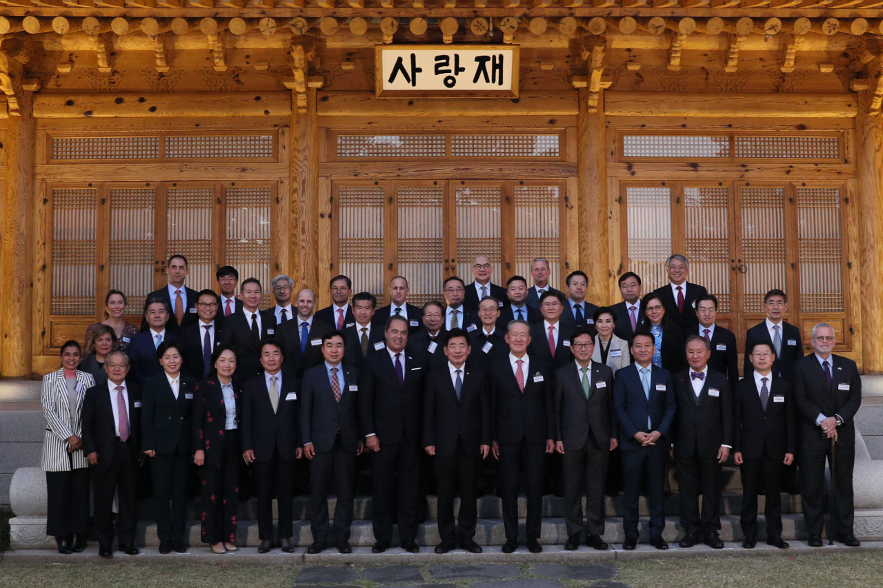 김진표 (앞줄 왼쪽 여덟번째) 국회의장, 허창수 (앞줄 왼쪽 아홉번째) 전경련 회장 등을 비롯한 내빈들이 19일 국회 사랑재에서 열린 '한미재계회의 환영만찬'에서 기념촬영을 하고 있다. [전경련 제공]
