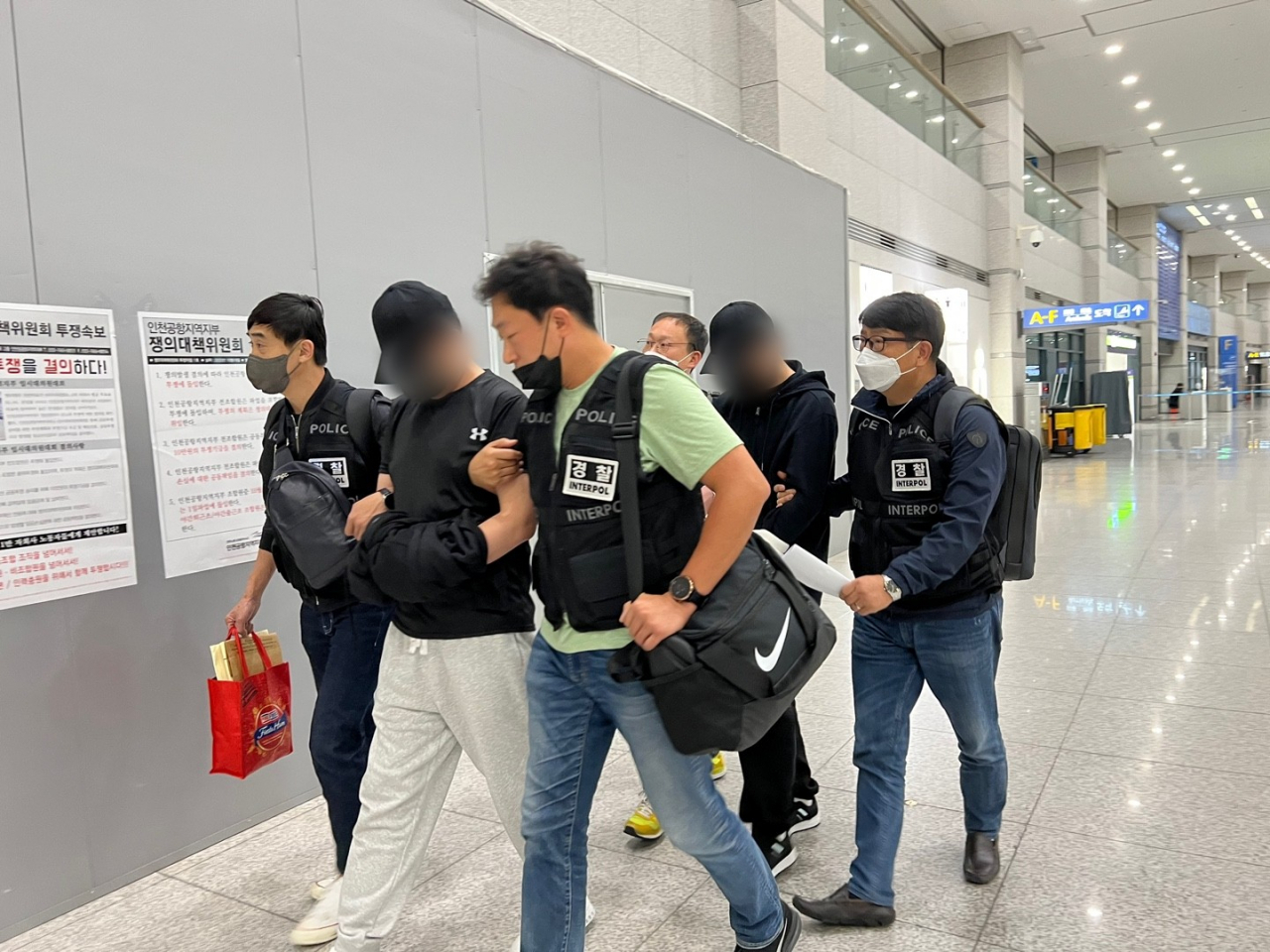 필리핀 거점 전화금융사기 조직 ‘민준파’의 총책과 부총책이 필리핀에서 검거돼 20일 새벽 인천국제공항을 통해 강제송환되고 있다. [경찰청 제공]